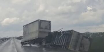 Cod portocaliu de vânt: un autoturism a fost răsturnat