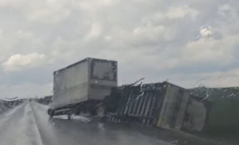 Cod portocaliu de vânt: un autoturism a fost răsturnat