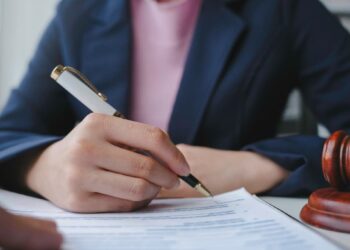 Acțiune în răspunderea executorului judecătoresc în îndeplinirea atribuțiilor specifice în instrumentarea dosarelor execuționale ale băncii | Jurisprudență ÎCCJ