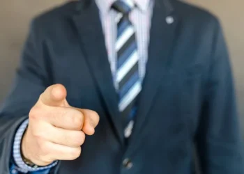 Încadrarea juridică în situația amenințării unei persoane în vederea retragerii plângerii prealabile | Practică neunitară