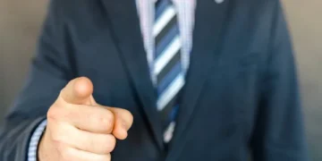 Încadrarea juridică în situația amenințării unei persoane în vederea retragerii plângerii prealabile | Practică neunitară