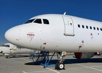 Fără plăți în numerar la bordul avioanelor, doar carduri și contactless