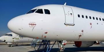 Fără plăți în numerar la bordul avioanelor, doar carduri și contactless
