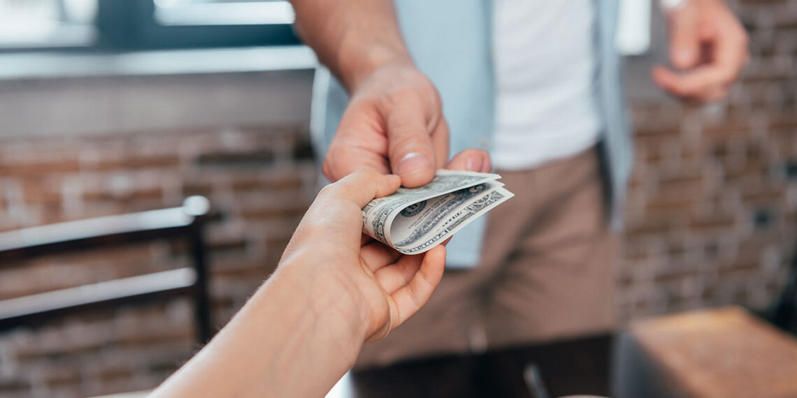 ANAF vizează banii dați între rude: impozit de 70% pentru sumele neidentificate