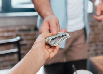 ANAF vizează banii dați între rude: impozit de 70% pentru sumele neidentificate