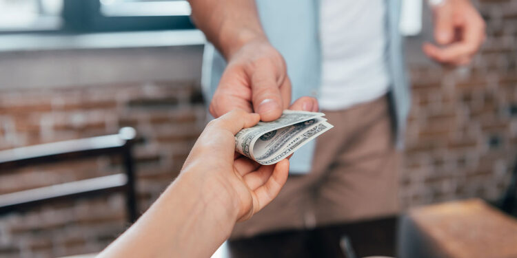 ANAF vizează banii dați între rude: impozit de 70% pentru sumele neidentificate