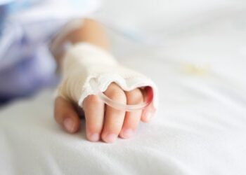 Spital Județean obligat să plătească daune de 300.000 de euro după ce o fetiță a rămas cu handicap grav după o perfuzie pusă greșit