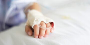 Spital Județean obligat să plătească daune de 300.000 de euro după ce o fetiță a rămas cu handicap grav după o perfuzie pusă greșit