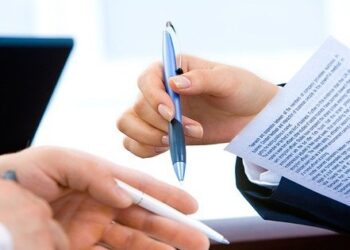 ÎCCJ: transformarea posturilor de natură contractuală în posturi aferente funcțiilor publice este o obligație legală care trebuia îndeplinită din oficiu