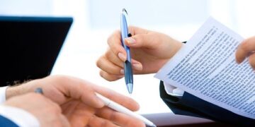 ÎCCJ: transformarea posturilor de natură contractuală în posturi aferente funcțiilor publice este o obligație legală care trebuia îndeplinită din oficiu