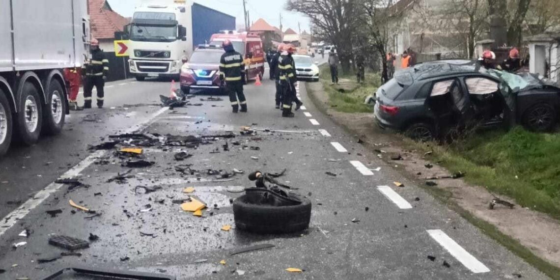 Coliziune violentă în Bihor: Șofer salvat de pompieri după un accident între un autoturism și un TIR