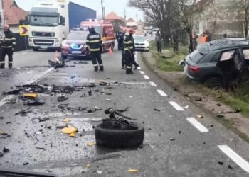 Coliziune violentă în Bihor: Șofer salvat de pompieri după un accident între un autoturism și un TIR