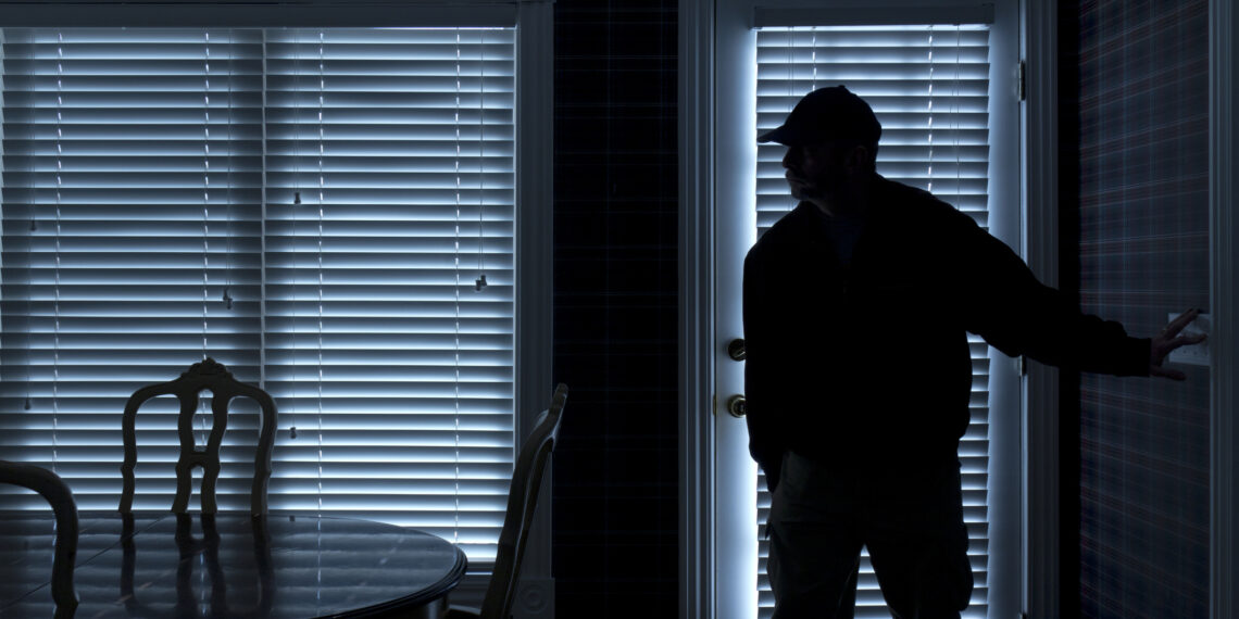 Furturi în serie comise de doi adolescenți în Bihor: bunuri de zeci de mii de lei sustrase din magazine, baruri și sedii de firmă