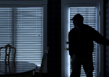 Furturi în serie comise de doi adolescenți în Bihor: bunuri de zeci de mii de lei sustrase din magazine, baruri și sedii de firmă