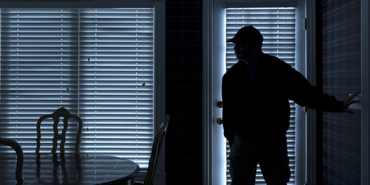 Furturi în serie comise de doi adolescenți în Bihor: bunuri de zeci de mii de lei sustrase din magazine, baruri și sedii de firmă