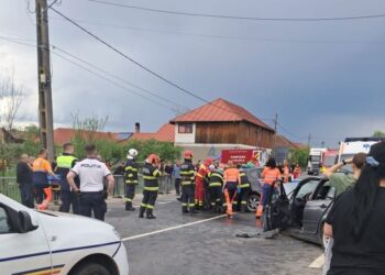 Accident grav pe DN76, în Dușești: un tânăr de 21 de ani este în comă, iar un alt bărbat a fost descarcerat