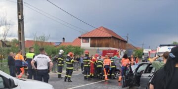 Accident grav pe DN76, în Dușești: un tânăr de 21 de ani este în comă, iar un alt bărbat a fost descarcerat