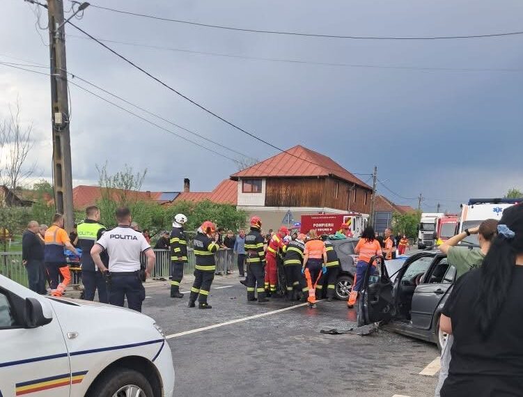 Accident grav pe DN76, în Dușești: un tânăr de 21 de ani este în comă, iar un alt bărbat a fost descarcerat