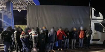Tânăr condamnat după ce a transportat 24 de migranți ascunși într-o autoutilitară