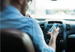 Șoferii care folosesc telefonul la volan, luați în vizor de noul sistem de monitorizare video al CNAIR