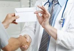 Stop la „atenții” către medici- recunoștința pacienților merge doar către spitale sub formă de donații