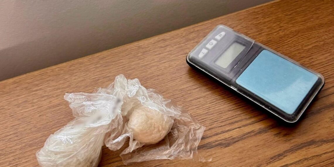 Patru persoane arestate preventiv pentru trafic de droguri și substanțe psihoactive