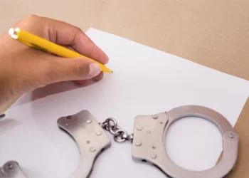 Admisibilitatea contestației declarate împotriva unei încheieri prin care instanța de judecată a ridicat măsura asiguratorie