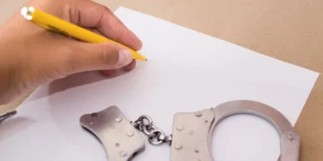 Admisibilitatea contestației declarate împotriva unei încheieri prin care instanța de judecată a ridicat măsura asiguratorie