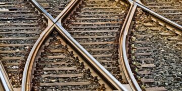 O femeie și-a pierdut viața după ce a fost ținută cu forța pe calea ferată la Oradea