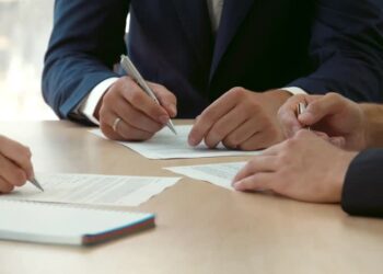 Facilități pentru angajatorii care sprijină victimele violenței domestice: un nou pas legislativ în favoarea incluziunii sociale