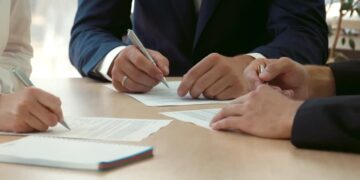 Facilități pentru angajatorii care sprijină victimele violenței domestice: un nou pas legislativ în favoarea incluziunii sociale