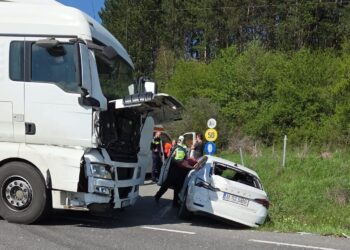 Accident grav pe DN1: mașină făcută praf după o coliziune cu un TIR la Izvorul Crișului