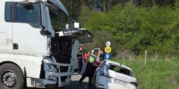 Accident grav pe DN1: mașină făcută praf după o coliziune cu un TIR la Izvorul Crișului