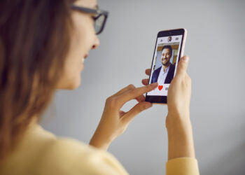 Înșelăciune sentimentală: un bărbat din Bihor trimis în judecată după ce ar fi păcălit o femeie vulnerabilă să-i ofere peste 15.000 de euro