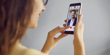 Înșelăciune sentimentală: un bărbat din Bihor trimis în judecată după ce ar fi păcălit o femeie vulnerabilă să-i ofere peste 15.000 de euro