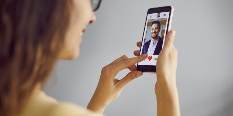 Înșelăciune sentimentală: un bărbat din Bihor trimis în judecată după ce ar fi păcălit o femeie vulnerabilă să-i ofere peste 15.000 de euro