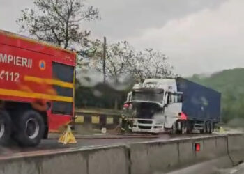 VIDEO: Intervenție de urgență pe Piatra Craiului: un TIR a luat foc