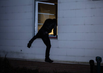 A intrat pe geam și a ieșit cu sacul plin: spargere cu un prejudiciu de 10.000 de lei