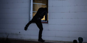 A intrat pe geam și a ieșit cu sacul plin: spargere cu un prejudiciu de 10.000 de lei