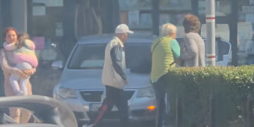 VIDEO Accident violent pe Bulevardul Decebal: șofer scăpat de sub control ajunge pe trotuar