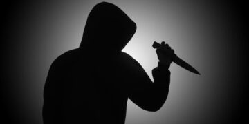 Coșmar în miez de noapte: Bătrână de 75 de ani jefuită sub amenințarea cuțitului