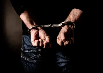 Bătaie de joc față de uniformă: „Te omor!” i-a adus condamnarea. Justiția transmite un mesaj clar celor care sfidează legea