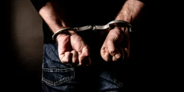 Bătaie de joc față de uniformă: „Te omor!” i-a adus condamnarea. Justiția transmite un mesaj clar celor care sfidează legea