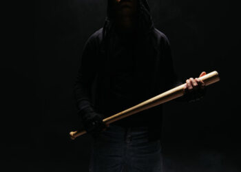 Scene șocante în Ateaș: bărbat condamnat pentru agresiuni brutale și amenințări cu moartea