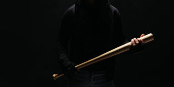 Scene șocante în Ateaș: bărbat condamnat pentru agresiuni brutale și amenințări cu moartea