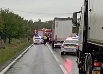 Accident grav între un autoturism și un camion pe DN 19E, în localitatea Sarcău