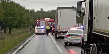 Accident grav între un autoturism și un camion pe DN 19E, în localitatea Sarcău