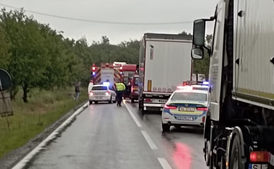 Accident grav între un autoturism și un camion pe DN 19E, în localitatea Sarcău