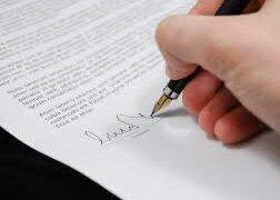 Posibilitatea desființării unui înscris falsificat atunci când desființarea acestuia ar conduce la desființarea subsecventă și a altor înscrisuri | Practică neunitară