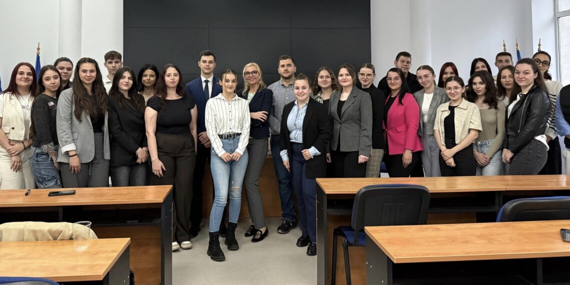 „Trei Robe, o Poveste” – dialog între profesioniștii și viitorii profesioniști ai dreptului